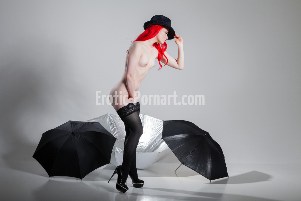 Frau beim Akt Fotoshooting in Fürth bei Nürnberg posiert nackt und sexy mit Schirme