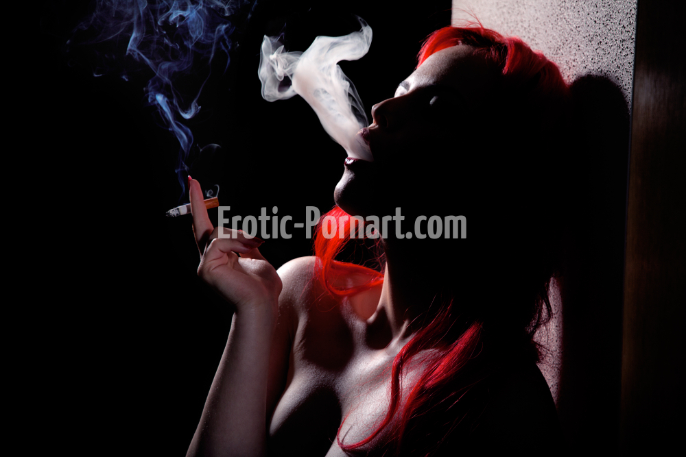 Frau mit Zigarette im Mund beim Fotografen in Fürth