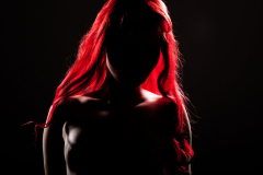 Hübsche rothaarige Frau beim Fotoshooting in Fürth bei Nürnberg posiert sexy