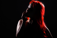 Hübsche rothaarige Frau beim Fotoshooting in Fürth bei Nürnberg posiert sexy