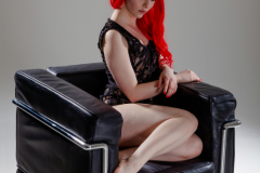 Frau beim Akt Fotoshooting in Fürth bei Nürnberg posiert sexy auf Sessel