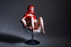 Frau beim Akt Fotoshooting in Fürth bei Nürnberg posiert sexy auf Hocker