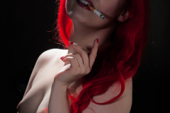 Frau mit Zigarette im Mund beim Fotografen in Fürth