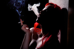 Frau mit Zigarette im Mund beim Fotografen in Fürth