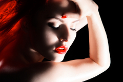 Hübsche rothaarige Frau beim Fotoshooting in Fürth bei Nürnberg posiert sexy