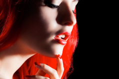 Hübsche rothaarige Frau beim Fotoshooting in Fürth bei Nürnberg posiert sexy