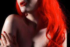 Hübsche rothaarige Frau beim Fotoshooting in Fürth bei Nürnberg posiert sexy